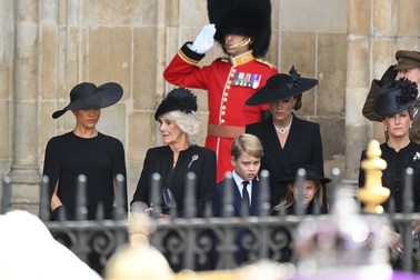 Meghan, alături de Camilla, Kate și prințul George și prințesa Charlotte. Foto: Profimedia