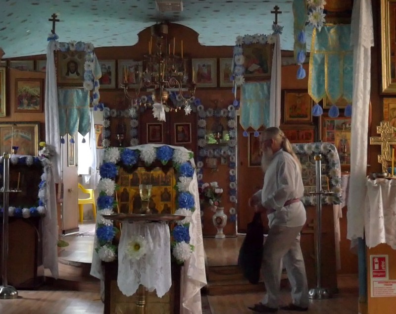 VIDEO/ Satul cu șase Dumnezei: „Dacă vreți să știți cum ne împăcăm, mergeți la cherhana în zori, când se-adună în barcă toate națiile”