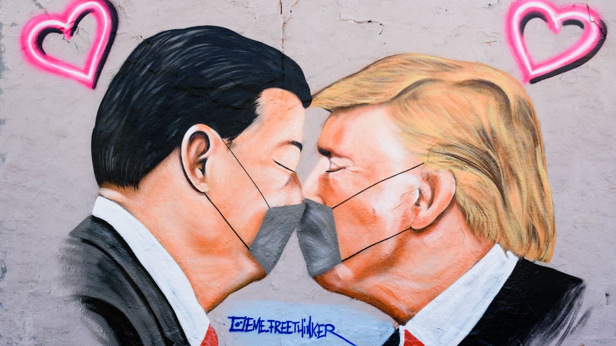 Caricatură din Berlin cu Xi Jinping și Donald Trump.