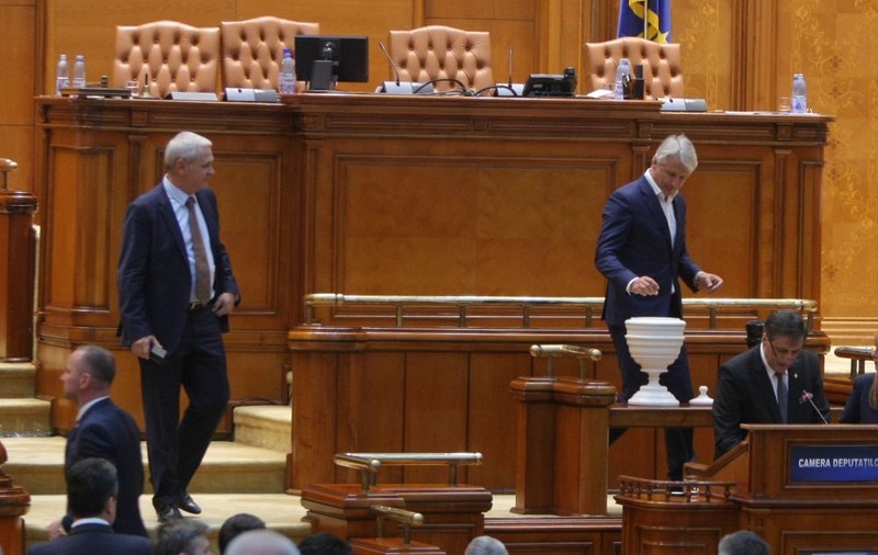 USR cere comisie de anchetă, după votul de la moțiunea de cenzură: Există suspiciuni că ar fi fost mai multe bile în urne decât numărul celor care au votat