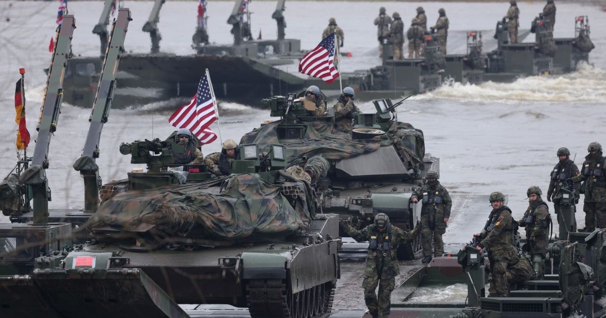 Tancuri de luptă M1A2 Abrams ale Armatei SUA, echipate cu platforme amfibii M3 ale Batalionului 130 de Geniu Amfibiu Germano-Britanic, traversează râul Vistula în timpul exercițiului militar NATO Dragon 24, desfășurat pe 5 martie 2024 lângă Gniew, Polonia