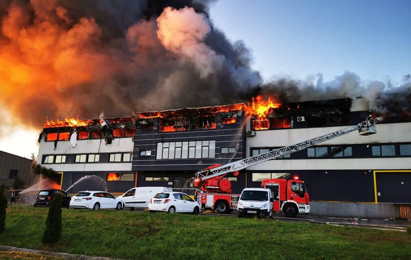 Incendiu de proporții la o hală din Parcul Tetarom, din Cluj-Napoca. A fost emis mesaj RO-Alert