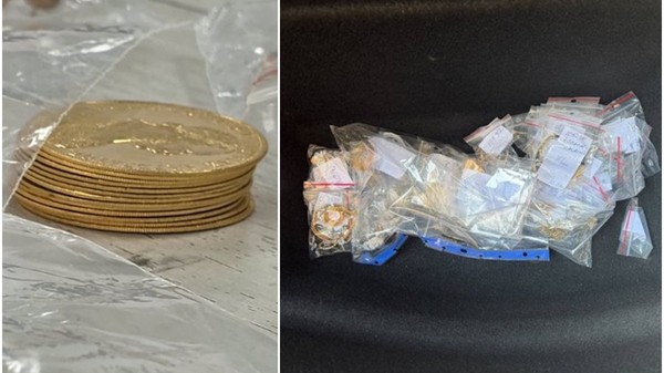 Claj format din două cadre ce prezintă obiecte de valoare confiscate: în stânga se află o stivă de monede mari din aur ambalate în pungi transparente, iar în dreapta se observă numeroase pungi din plastic sigilate ce conțin bijuterii din aur și geme etichetate.