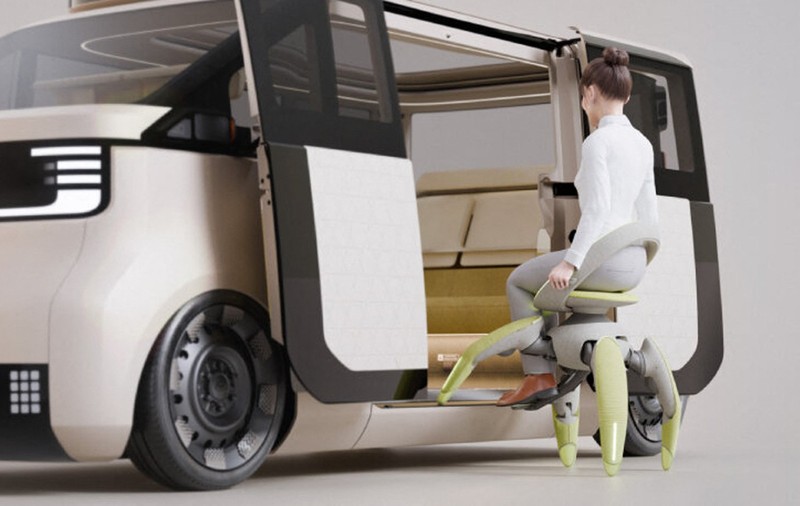 Toyota a prezentat un nou concept de scaun rulant, cu tentacule, care poate urca scări de unul singur