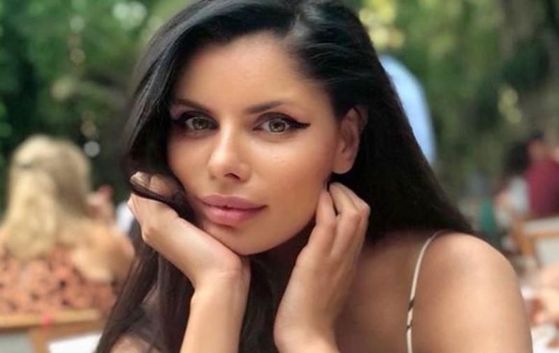 Ileana Lazariuc, superbă la piscină, în costum de baie