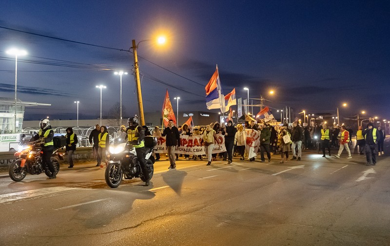 Blocadă pe un mare pod peste Dunăre din Belgrad. De aproape 4 luni, sârbii strigă „Corupția ucide!” | Video/Fotogalerie