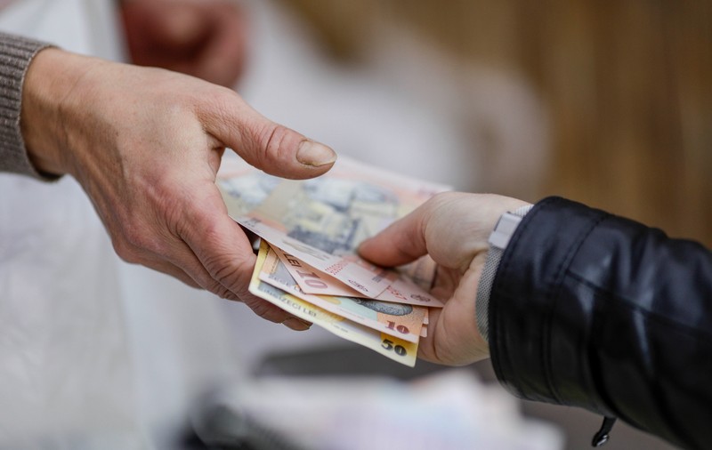 Românii vulnerabili vor primi anul viitor 1.400 de lei pentru plata facturilor la energie și vouchere pentru alimente
