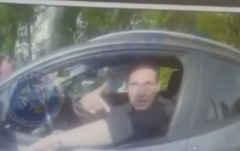 VIDEO | Șofer scos cu forța din mașină, după un scandal în trafic. Polițiștii i-au spart geamul și apoi l-au imobilizat