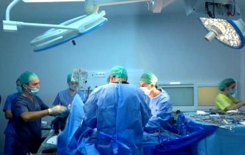 Starea profesoarei din Ploiești care a fost înjunghiată de un fost elev. "Lama cuţitului a afectat mai multe organe interne"