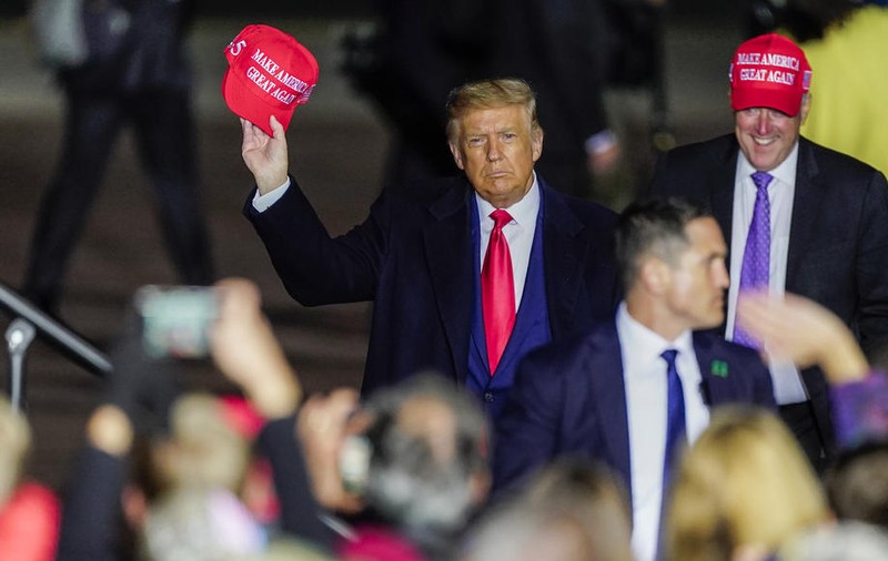 Hackerii l-au lăsat pe Trump fără bani de șepci electorale. I-au furat 2,3 milioane de dolari dintr-un cont folosit pentru campanie