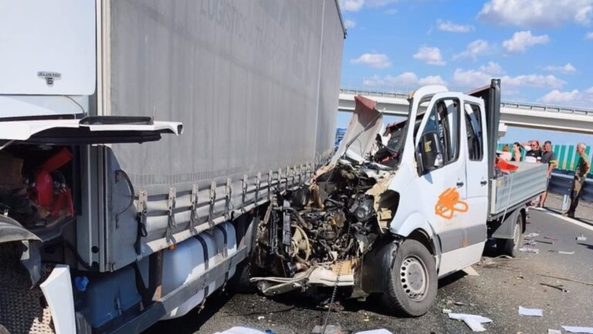 O autoutilitară distrusă în urma impactului cu un TIR