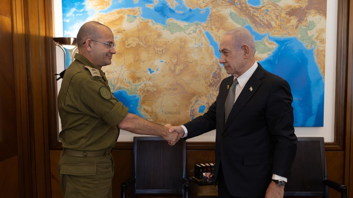 Generalul Roman Gofman (in tinuta militară) dă mâna cu Benjamin Netanyahu (costum de culoare inchisa)