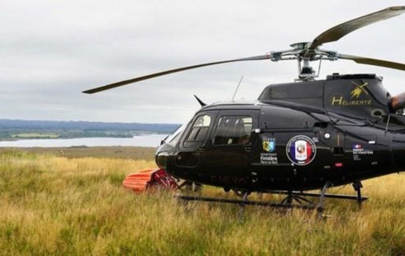 Momentul în care un elicopter cu pompieri la bord se prăbușește într-un lac din Franța / VIDEO