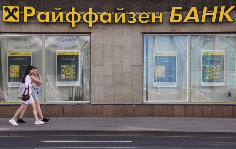 Raiffeisen Bank, acuzată că face tranzacții cu firme care furnizează echipamente pentru industria rusească de război