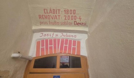 Intrarea în casa construită în anul 1800, pe care Iosif și Iuliana Derzsi au renovat-o între 2000 și 2004. Numele lor sunt scrise și astăzi deasupra ușii. Sursa foto: Turnul Sfatului
