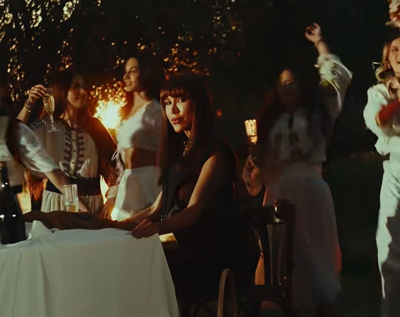 Denise Rifai în videoclipul „Hora Nebunelor”, lansat de Diana Matei