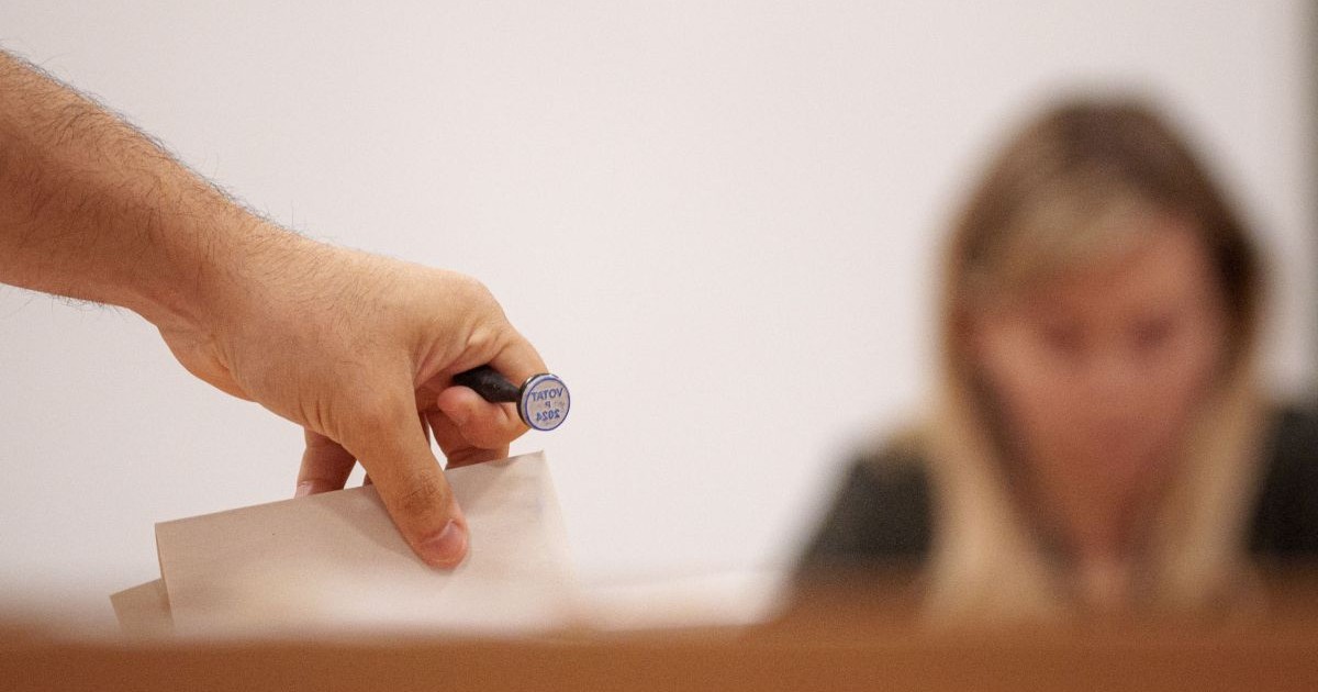 Un barbat voteaza la alegerile parlamentare, duminica, 1 decembrie 2024