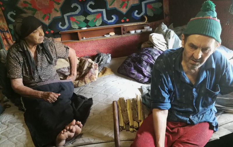ROMÂNI AI NIMĂNUI. Directorii cu 10.000 de lei pe lună și primarul cu 4.000 de lei lasă să moară de foame doi bătrâni cu handicap din satul Țipilești, Iași - VIDEO
