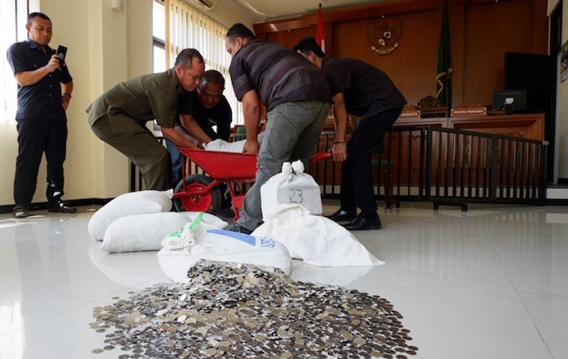 Despăgubire de 10.000 de euro plătită în monede. A mers la fosta soție cu 890 de kilograme de bani