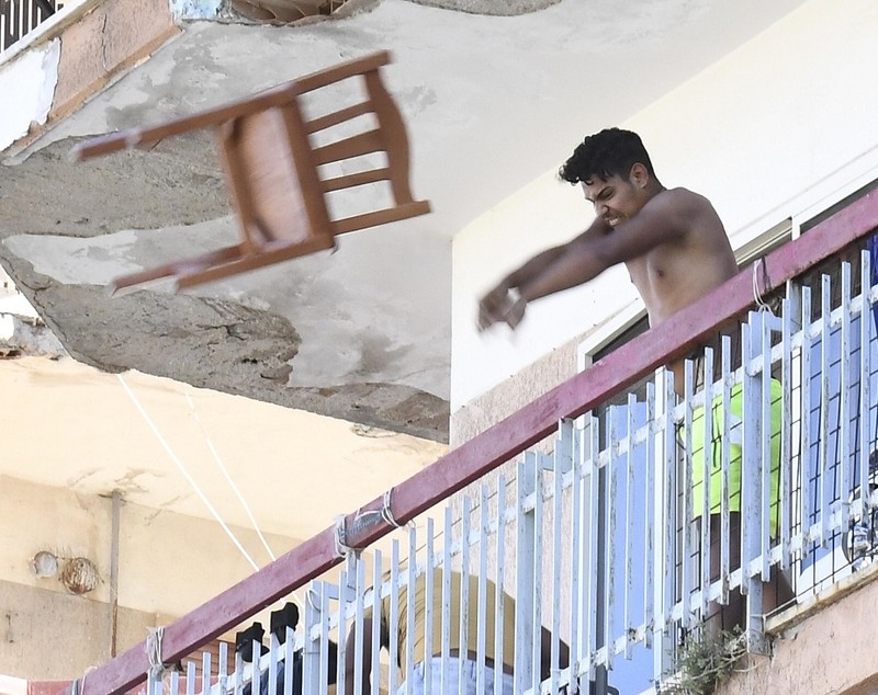 GALERIE FOTO  |  Zeci de cetățeni străini, infectați cu COVID-19, au încercat să fugă din carantină, în Italia. S-a cerut intervenția armatei