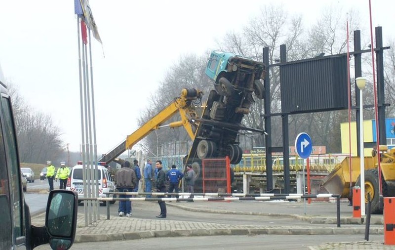 Cascadorii râsului pe centura oraşului Slobozia! Macara răsturnată de un copac | FOTO