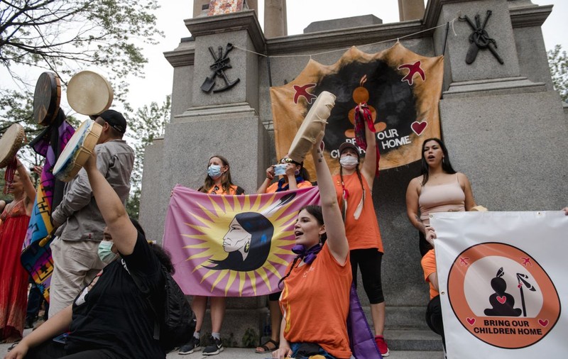 Furie în Canada pentru moartea copiilor indigeni: protestatarii au dărâmat statui ale reginelor Victoria și Elisabeta a II-a