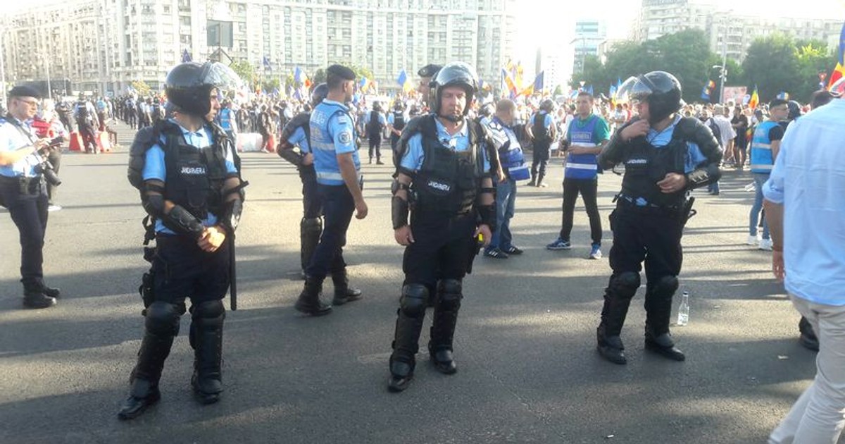 Trei dintre agresorii jandarmilor de la protestele din 10 august, percheziționați de Poliția Capitalei