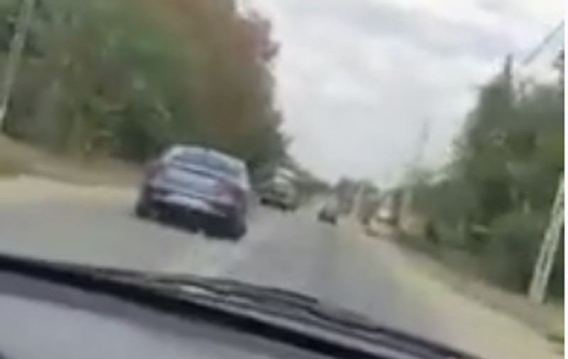 VIDEO | Imagini revoltătoare cu un șofer care conduce în zig-zag. Ce făcea la volan