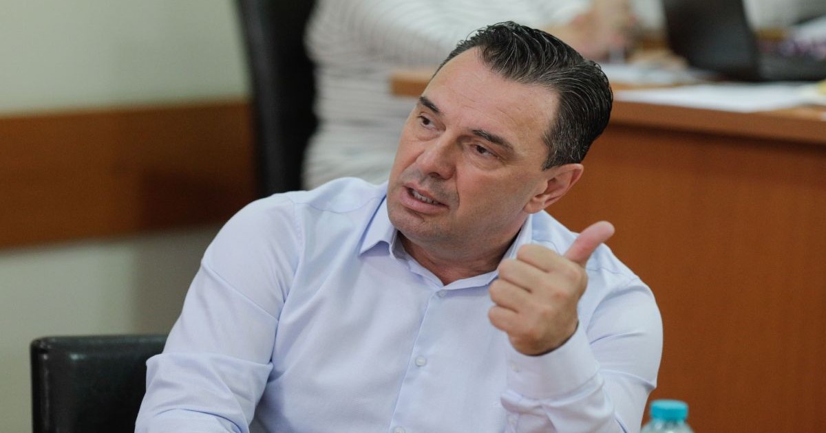 Cristian Liviu Negoiță, primarul orașului Cernavodă, îmbrăcat într-o cămașă bleu, enumeră ceva pe degete unui interlocutor. Foto Inquam Photos-George Călin ID233735_INQUAM_Photos_George_Calin (1)