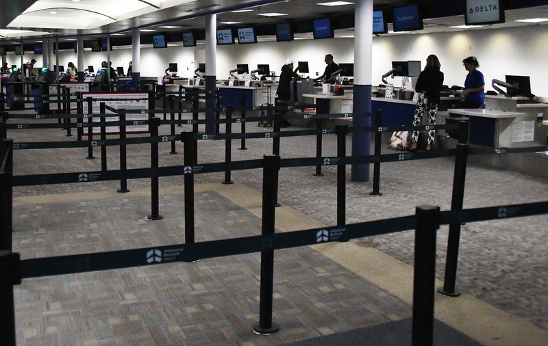 Unul dintre cele mai mari aeroporturi din SUA își suspendă zborurile din cauza deficitului de controlori de trafic aerian