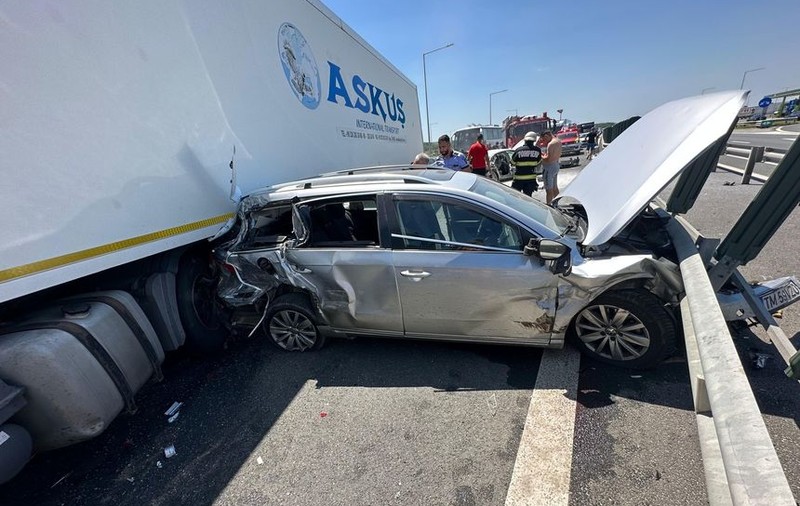 Un TIR a intrat într-o coloană de mașini pe autostrada A1, în județul Timiș. 11 persoane implicate în accident, una a ajuns la spital