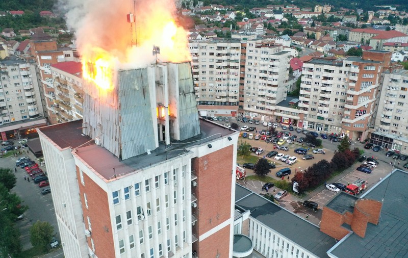 S-a stabilit cauza probabilă a incendiului de la Palatul administrativ din Reșiţa