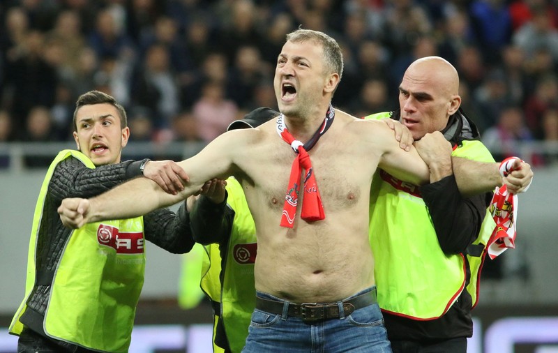 Pedeapsa primită de șeful galeriei dinamoviste după ce a intrat pe gazon la Derby de România | FOTO