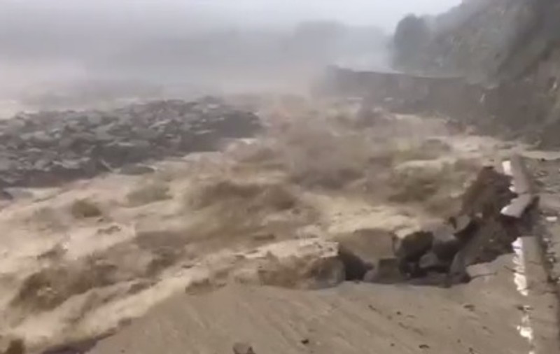 Alunecare de teren de proporții în regiunea rusă Elbrus. Peste 100 de turiști au fost evacuați cu elicopterele| VIDEO