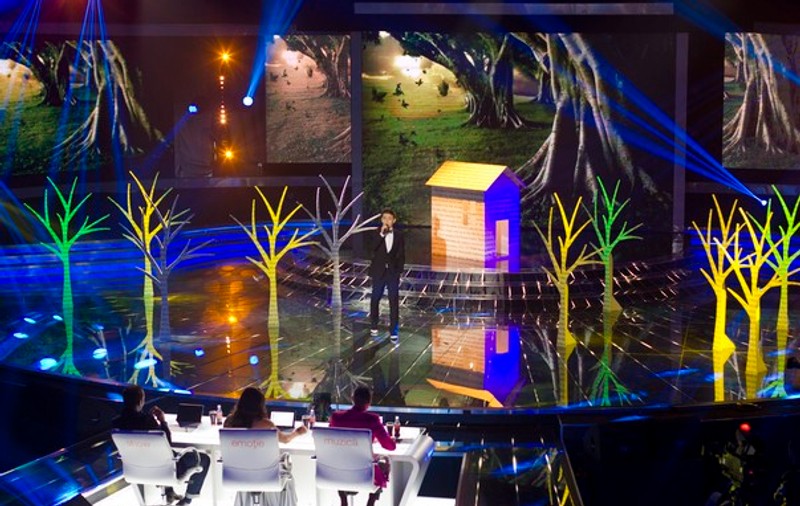 Supercoregrafii la X Factor cu scene suspendate, fakiri, bărci, păduri şi lămpi aprinse!