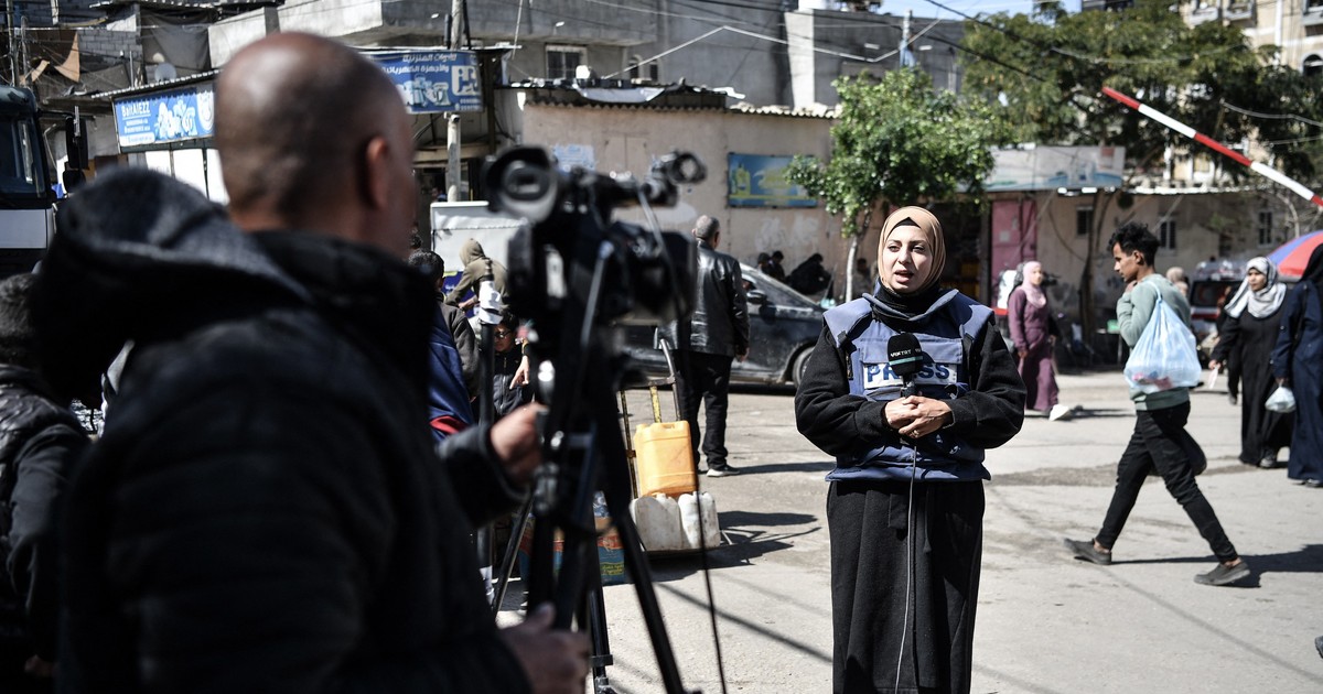 Jurnalista Reba Khalid al-Ajami în timpul unui reportaj din Gaza, 29 februarie 2024. Foto: Profimedia