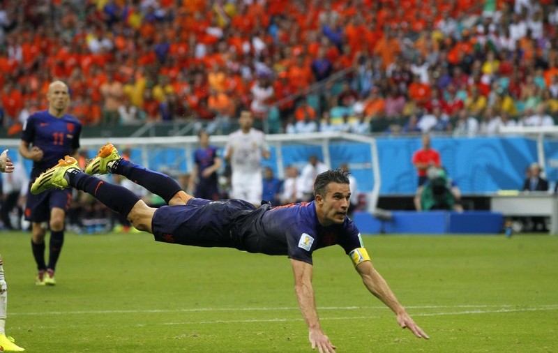 Olandezii au scos monede cu zborul lui "Superman" Van Persie