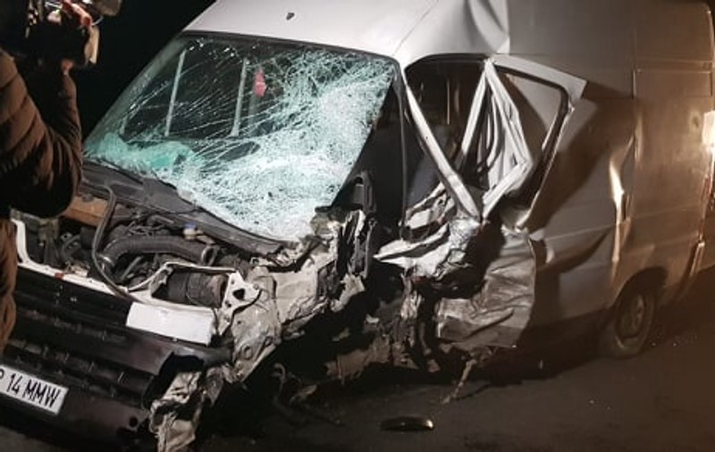 Două microbuze cu pasageri implicate într-un accident grav în Arad. Șapte persoane au fost rănite