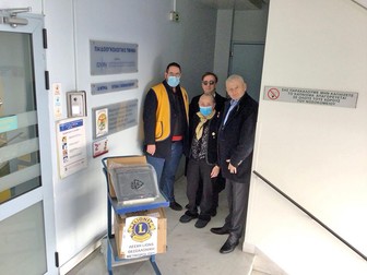 Un grup de oameni intr-un spital