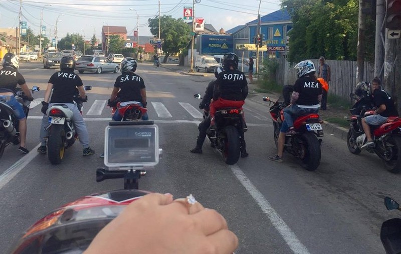 FOTO | Cum și-a cerut un motociclist din Bacău iubita în căsătorie!