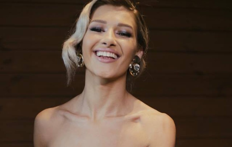 EXCLUSIV/ Alina Eremia și celebra actriță Kate Hudson au îmbrăcat aceeași rochie. Ținuta de 1600 de euro a fost creată de Maria Lucia Hohan