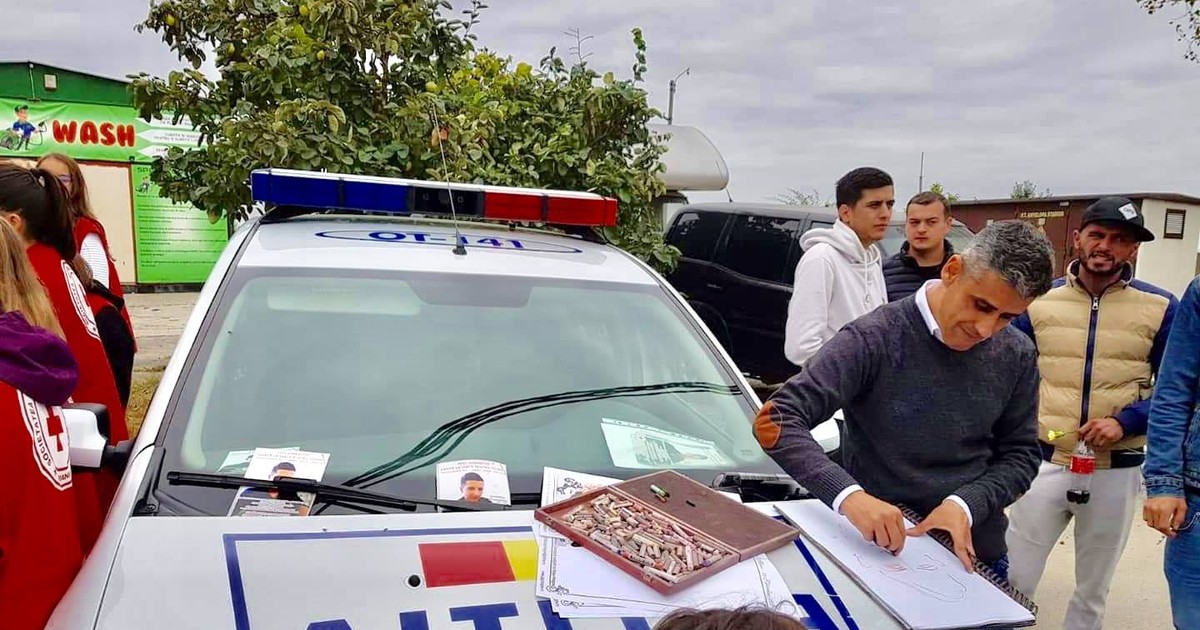 Un polițist și un caricaturist din Slatina, lecție de umanitate. Ce au făcut pentru un tânăr grav bolnav | FOTO