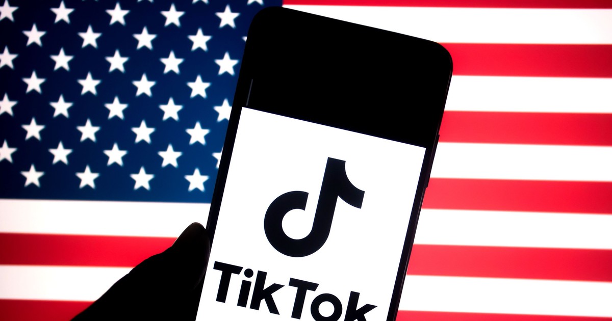 logo-ul Tiktok este afișat pe un smartphone cu un steag al SUA în fundal.