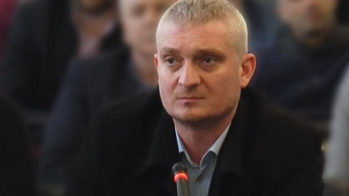 VIDEO Consilierul PNL din Brașov care a plecat din partid în februarie, când Libertatea a expus afacerile lui cu interlopii, e reținut de DNA împreună cu un reputat medic infecționist!
