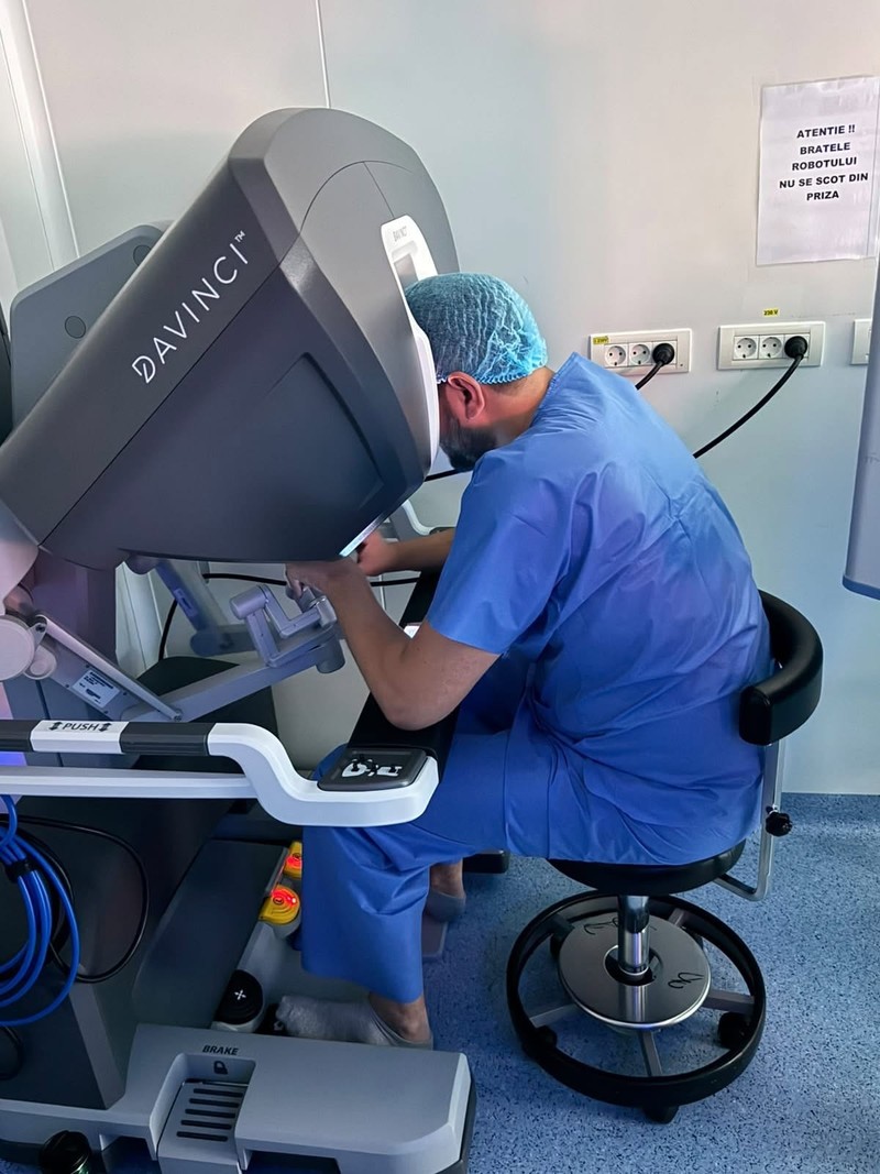 Primul transplant hepatic din România cu prelevare robotică de la donator viu a fost posibil datorită robotului Da Vinci