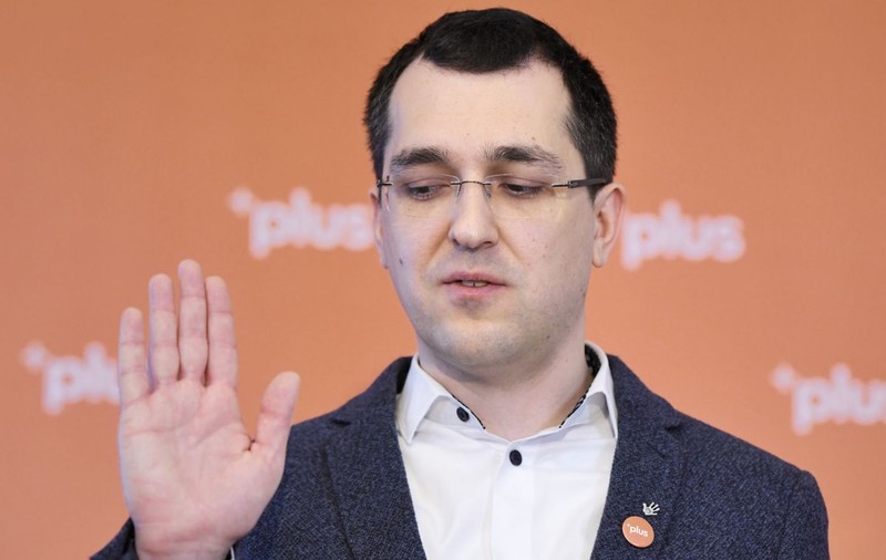 Ministrul sănătății Vlad Voiculescu cere oficial intervenția legii împotriva ”mimicii” artiștilor din programul de Revelion de la TVR