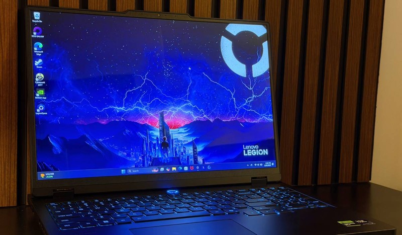 Lenovo Legion 5 Pro cu NVIDIA RTX 5070 Ti este una dintre cele mai bune alegeri pentru gaming din segmentul său. Foto: Claudiu Râpan / Libertatea