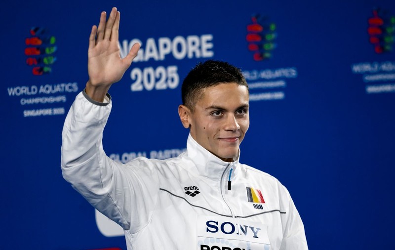 David Popovici, primit cu entuziasm la revenirea în țară: „Nici vorbă să mă retrag. Nu înțeleg zvonurile/ Statul nu face din sport o prioritate”