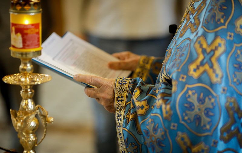 Preot din Alba Iulia, cercetat penal după ce a ținut slujbe, deşi era diagnosticat cu COVID