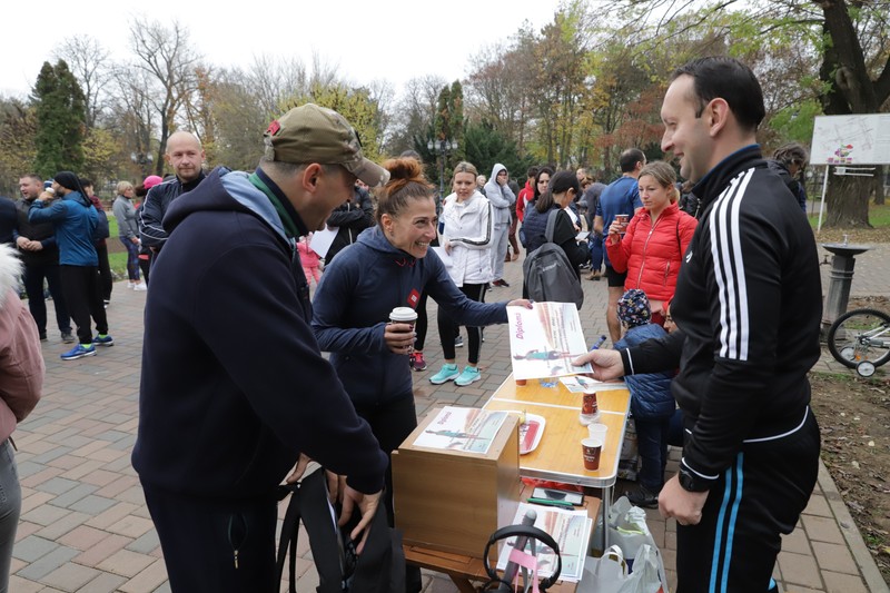 Jandarmul Cristi Onofrei este cel care l-a ajutat pe Adrian și Elena să organizeze crosul pentru strângerea de fonduri. Nu este prima dată când jandarmul să implică în organizarea unor evenimente caritabile. Foto: Sorin Cioponea